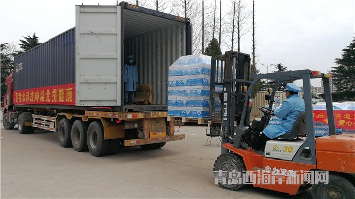首批包裝直飲水裝車發(fā)運。孫啟攝.jpg