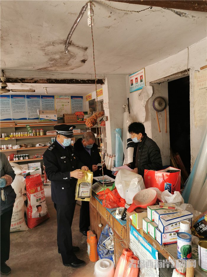 圖1為西海岸新區(qū)農(nóng)業(yè)綜合行政執(zhí)法大隊(duì)執(zhí)法人員在辛安街道農(nóng)藥店檢查。.jpg