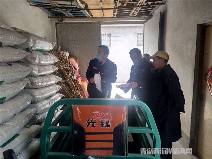圖為西海岸新區(qū)農(nóng)業(yè)綜合行政執(zhí)法大隊(duì)執(zhí)法隊(duì)員在檢查肥料經(jīng)營(yíng)情況。.jpg